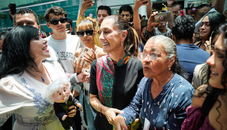 Simpatizantes De Jalisco Dan La Bienvenida A Claudia Sheinbaum Entre