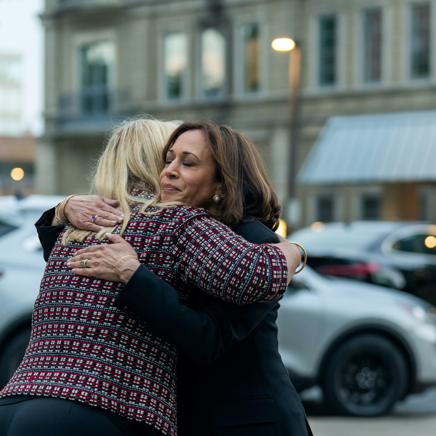 Kamala Harris visita Highland Park tras tiroteo en desfile