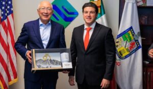 Embajador Ken Salazar se reúne con Samuel García en Texas