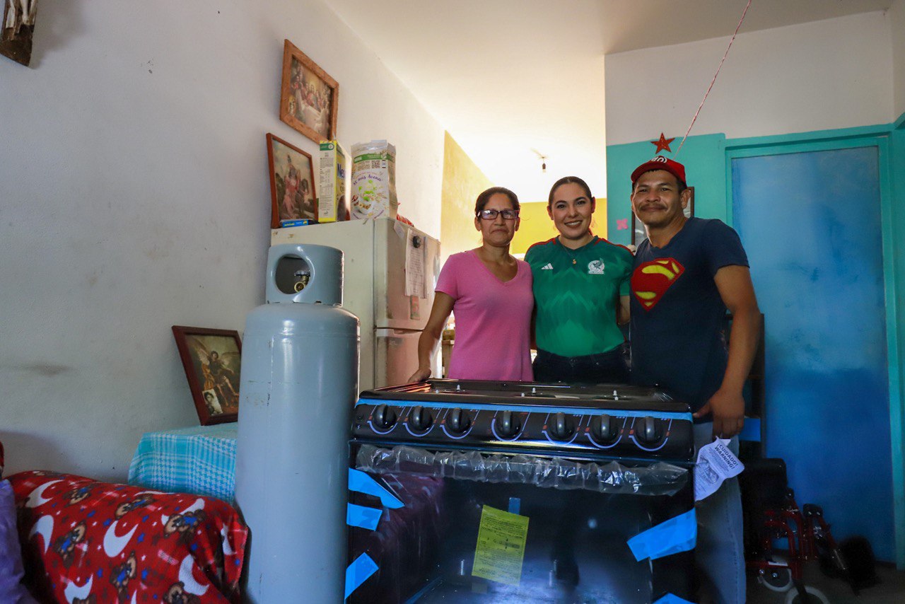 Indira Vizcaíno entrega estufa y cilindro de gas, en apoyo a familia de Villa de Álvarez. Noticias en tiempo real