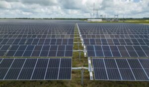 Ken Salazar celebra inauguración de planta de solar