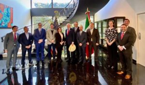 Ken Salazar anuncia nueva oficina en México de la FAA de EU