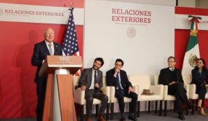 Ken Salazar firma acuerdo con homólogo Estaban Moctezuma