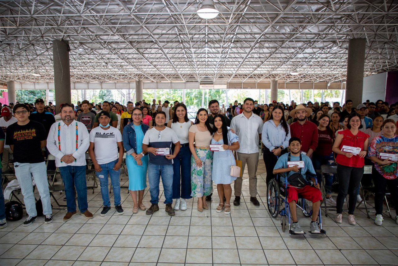 Indira Vizcaíno y Viri Valencia participan en entrega de 496 tarjetas a Jóvenes Construyendo el Futuro, de Colima y Villa de Álvarez. Noticias en tiempo real