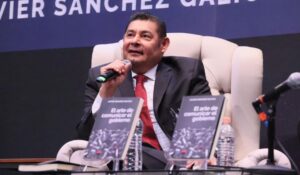 Puebla: Alejandro Armenta acude a presentación de libro