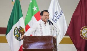 Huacho Díaz anuncia 20 mil becas a estudiantes en Yucatán