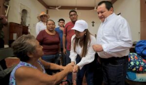 Huacho Díaz entrega despensas a damnificados por Milton