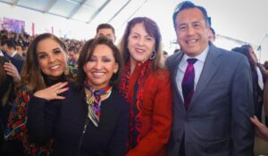 Margarita González acude a informe de gobernador de Puebla