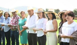 Margarita González entrega canchas de futbol en Tepalcingo