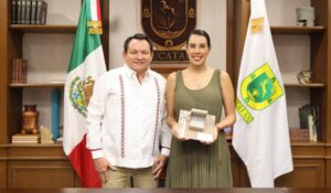 Huacho Díaz celebra distintivo otorgado a Yucatán